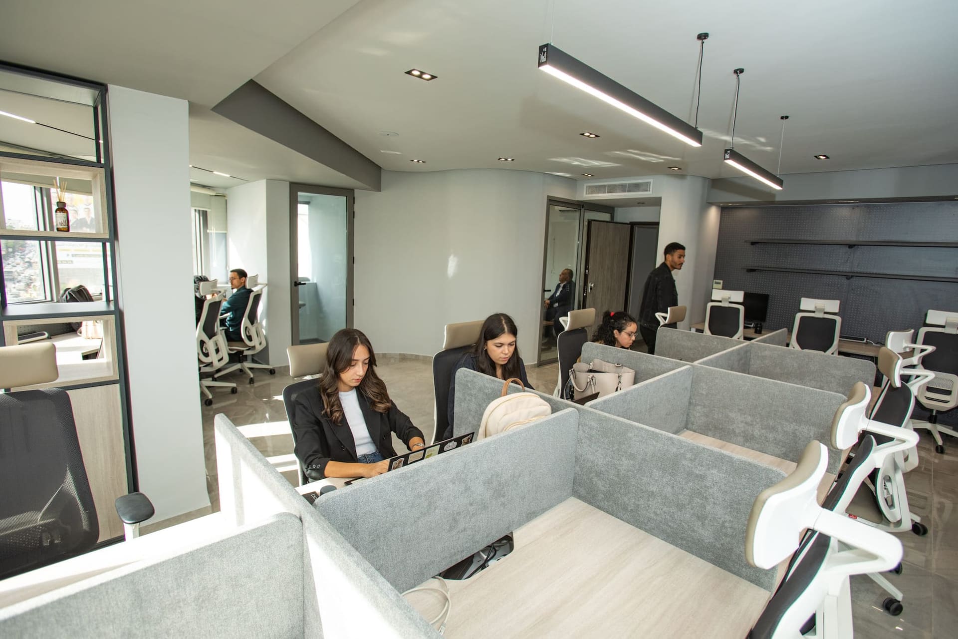 L'espace de travail ouvert chez Pixel Coworking — conçu pour la concentration et la collaboration